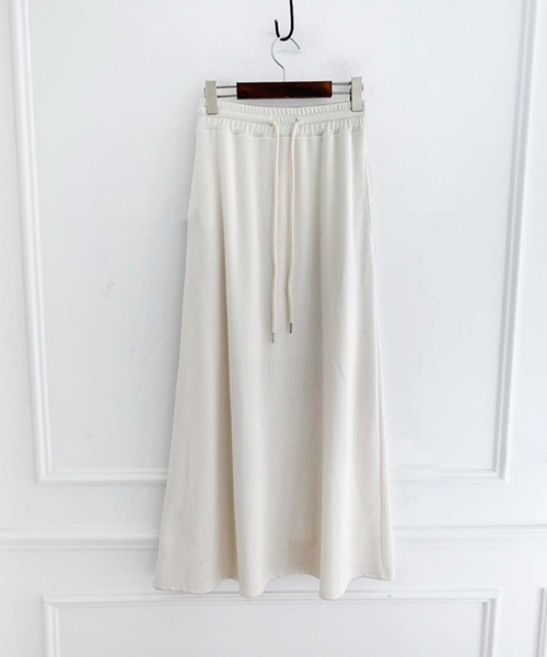 LAFFMO(ラフモ)の「セットアップ クロップドトップス&ロングスカート(セットアップ・レディース・ホワイト/ブラック・F)」の13枚目の写真