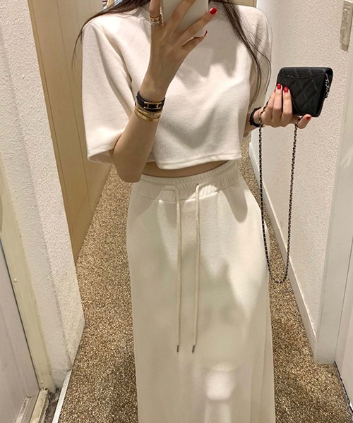 LAFFMO(ラフモ)の「セットアップ クロップドトップス&ロングスカート(セットアップ・レディース・ホワイト/ブラック・F)」の4枚目の写真