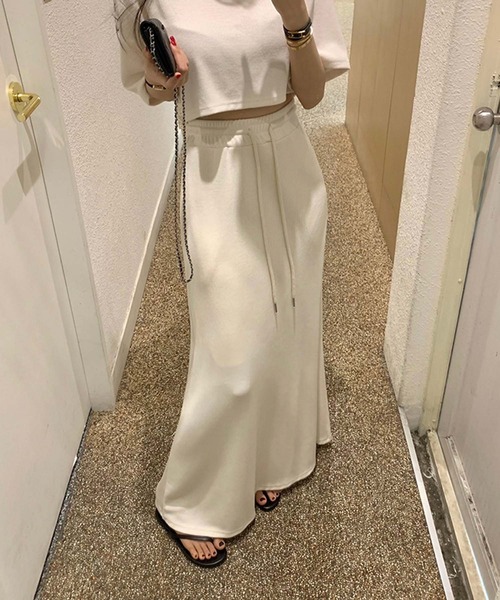 LAFFMO(ラフモ)の「セットアップ クロップドトップス&ロングスカート(セットアップ・レディース・ホワイト/ブラック・F)」の5枚目の写真