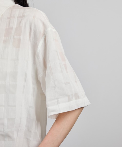ROPE'(ロペ)の「【洗える】シアーチェッククロップド5分袖シャツ/セットアップ対応(シャツ/ブラウス・レディース・ホワイト・FREE)」の4枚目の写真