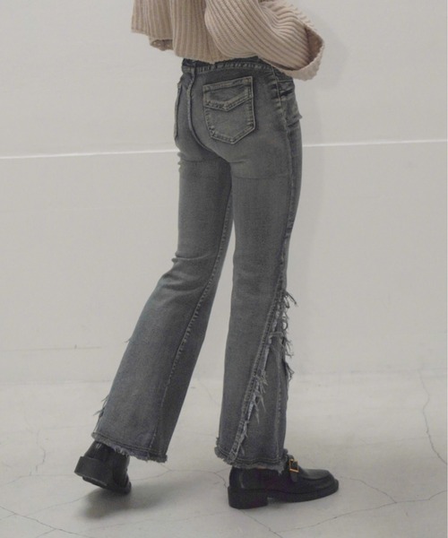 Mirette(ミレット)の「フリンジスリットフレアデニムパンツ / Fringe Slit Flare Denim Pants(デニムパンツ・レディース・ブルー/ブラック・SMALL/MEDIUM/LARGE)」の2枚目の写真