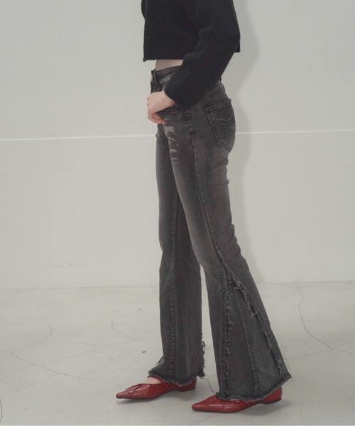 Mirette(ミレット)の「フリンジスリットフレアデニムパンツ / Fringe Slit Flare Denim Pants(デニムパンツ・レディース・ブルー/ブラック・SMALL/MEDIUM/LARGE)」の4枚目の写真