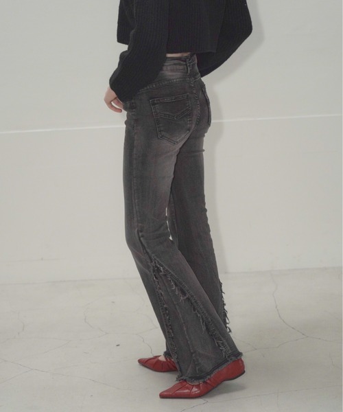 Mirette(ミレット)の「フリンジスリットフレアデニムパンツ / Fringe Slit Flare Denim Pants(デニムパンツ・レディース・ブルー/ブラック・SMALL/MEDIUM/LARGE)」の5枚目の写真
