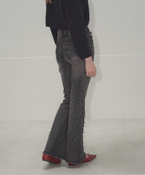 Mirette(ミレット)の「フリンジスリットフレアデニムパンツ / Fringe Slit Flare Denim Pants(デニムパンツ・レディース・ブルー/ブラック・SMALL/MEDIUM/LARGE)」の6枚目の写真