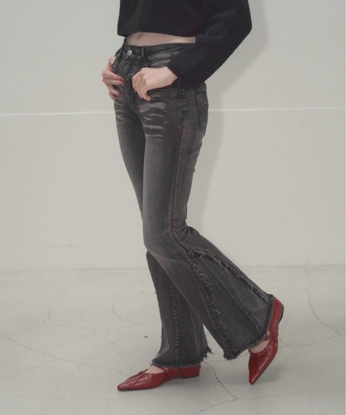 Mirette(ミレット)の「フリンジスリットフレアデニムパンツ / Fringe Slit Flare Denim Pants(デニムパンツ・レディース・ブルー/ブラック・SMALL/MEDIUM/LARGE)」の3枚目の写真