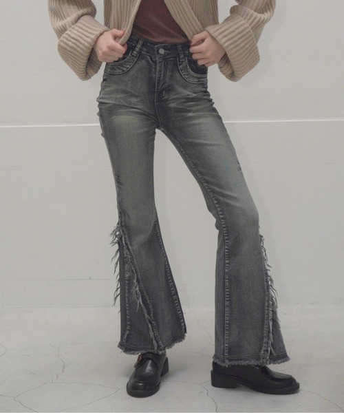 Mirette(ミレット)の「フリンジスリットフレアデニムパンツ / Fringe Slit Flare Denim Pants(デニムパンツ・レディース・ブルー/ブラック・SMALL/MEDIUM/LARGE)」の13枚目の写真