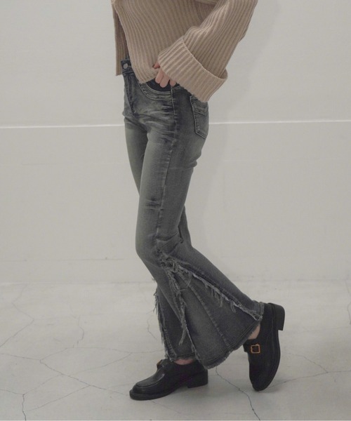 Mirette(ミレット)の「フリンジスリットフレアデニムパンツ / Fringe Slit Flare Denim Pants(デニムパンツ・レディース・ブルー/ブラック・SMALL/MEDIUM/LARGE)」の15枚目の写真