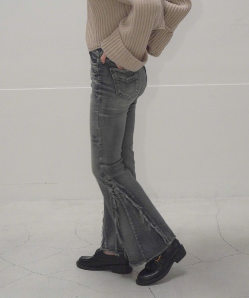 Mirette(ミレット)の「フリンジスリットフレアデニムパンツ / Fringe Slit Flare Denim Pants(デニムパンツ・レディース・ブルー/ブラック・SMALL/MEDIUM/LARGE)」の16枚目の写真