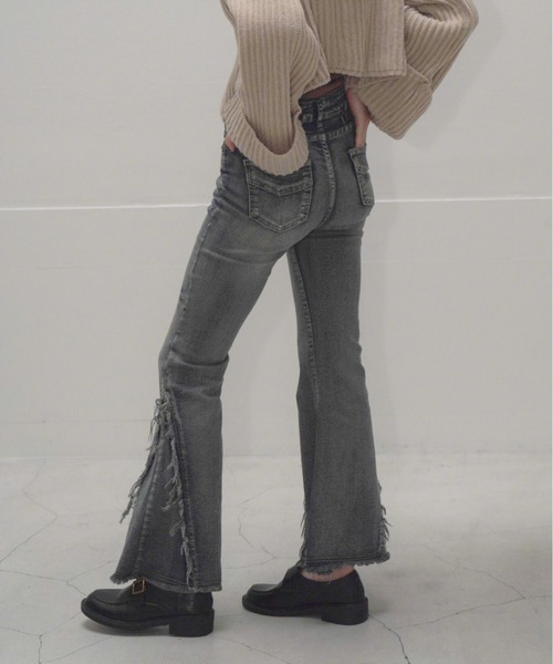 Mirette(ミレット)の「フリンジスリットフレアデニムパンツ / Fringe Slit Flare Denim Pants(デニムパンツ・レディース・ブルー/ブラック・SMALL/MEDIUM/LARGE)」の17枚目の写真