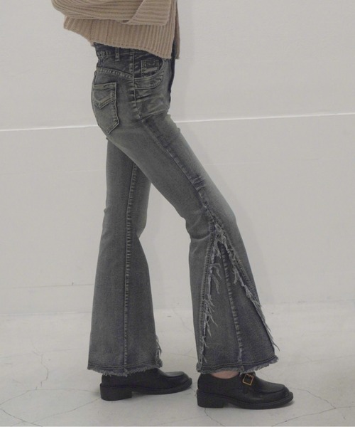 Mirette(ミレット)の「フリンジスリットフレアデニムパンツ / Fringe Slit Flare Denim Pants(デニムパンツ・レディース・ブルー/ブラック・SMALL/MEDIUM/LARGE)」の21枚目の写真