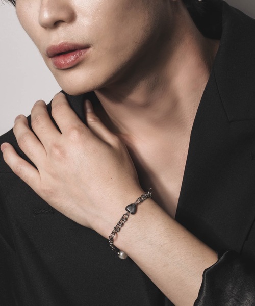 muku(ムク)の「BRACELET/POINT STONE×PEARL(ブレスレット・メンズ・ブラック×シルバー/ブルー・FREE)」の5枚目の写真