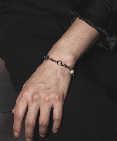 muku(ムク)の「BRACELET/POINT STONE×PEARL(ブレスレット・メンズ・ブラック×シルバー/ブルー・FREE)」の6枚目の写真