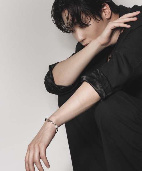 muku(ムク)の「BRACELET/POINT STONE×PEARL(ブレスレット・メンズ・ブラック×シルバー/ブルー・FREE)」の4枚目の写真