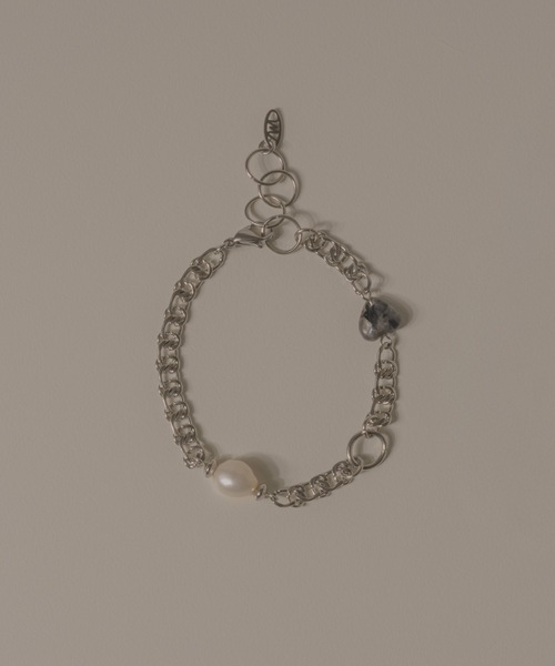 muku(ムク)の「BRACELET/POINT STONE×PEARL(ブレスレット・メンズ・ブラック×シルバー/ブルー・FREE)」の21枚目の写真