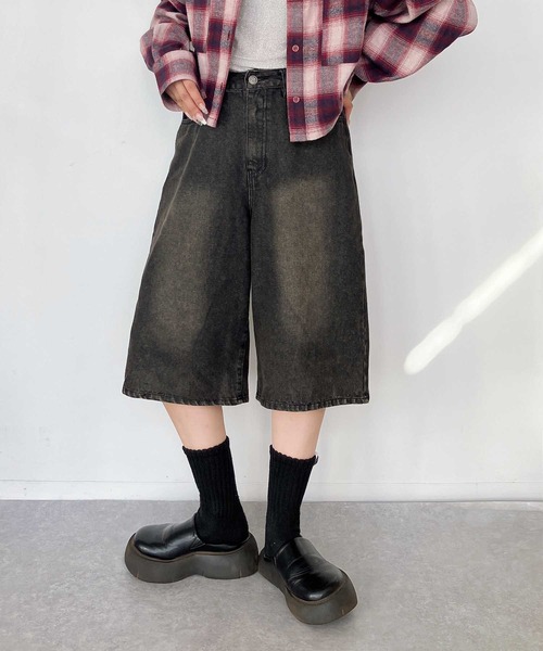 AS KNOW AS plus（アズノゥアズプラス）の「♪ヴィンテージ風ウォッシュデニム バミューダハーフパンツ（デニムパンツ・レディース・ブルー/ブラック/ブラック系・FREE）」の2枚目の写真