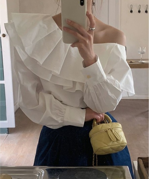 MAISON DE THERESE(メゾン ド テレーズ)の「片方オフショルダーのワイドカラーシャツ(シャツ/ブラウス・レディース・ホワイト・S/M)」の5枚目の写真