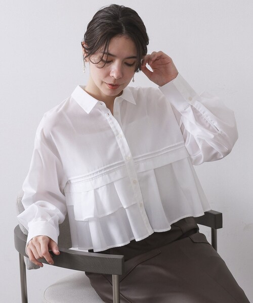 OPAQUE.CLIP(オペークドットクリップ)の「ピンタックフリルショートシャツ【洗濯機OK】(シャツ/ブラウス・レディース・ブラック/ホワイト/ライトブルー・00)」の1枚目の写真