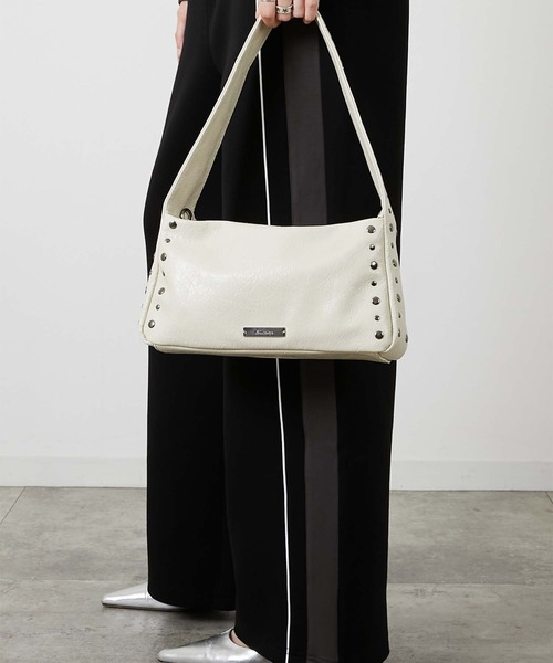 led.tokyo(レッドトウキョウ)の「【led.tokyo】2WAY STUDS BAG/2WAYスタッズバッグ(ショルダーバッグ・レディース・ホワイト/ブラック・FREE)」の4枚目の写真