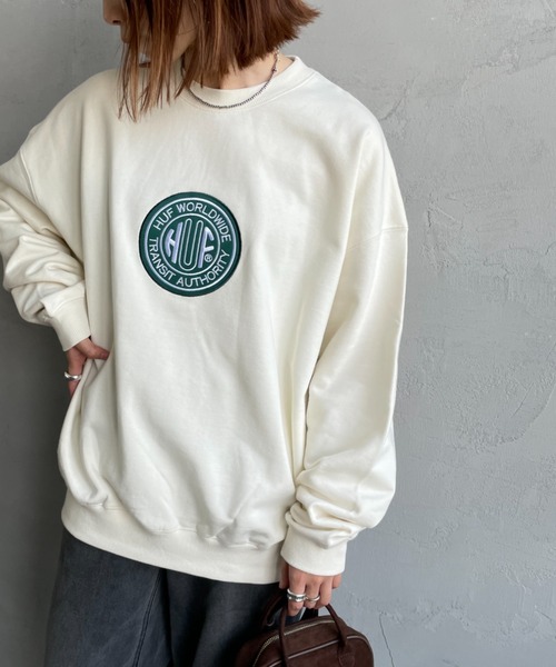 HUF（ハフ）の「[HUF/ハフ] TRANSIT AUTHORITY サークル刺繍ロゴ クルーネックスウェット（スウェット・レディース・ブラック/ナチュラル・M/L）」の2枚目の写真