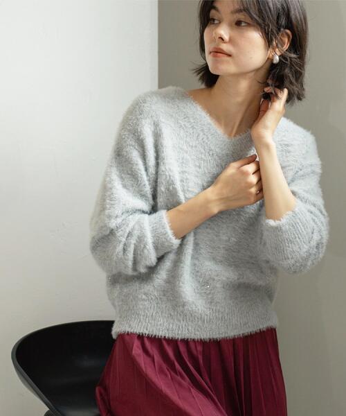 OPAQUE.CLIP（オペークドットクリップ）の「スパンコールフェザーVネックニット【洗濯機OK】（ニット/セーター・レディース・ベージュ系9/ライトグレー系5/オレンジ系その他5/ネイビー系5/ブルーグリーン・36/38/40/42）」の2枚目の写真