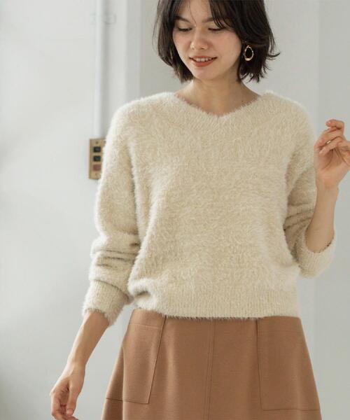 OPAQUE.CLIP（オペークドットクリップ）の「スパンコールフェザーVネックニット【洗濯機OK】（ニット/セーター・レディース・ベージュ系9/ライトグレー系5/オレンジ系その他5/ネイビー系5/ブルーグリーン・36/38/40/42）」の3枚目の写真