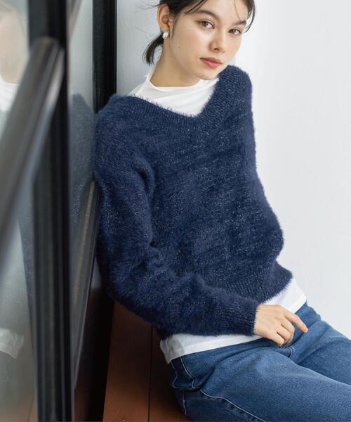 OPAQUE.CLIP（オペークドットクリップ）の「スパンコールフェザーVネックニット【洗濯機OK】（ニット/セーター・レディース・ベージュ系9/ライトグレー系5/オレンジ系その他5/ネイビー系5/ブルーグリーン・36/38/40/42）」の4枚目の写真