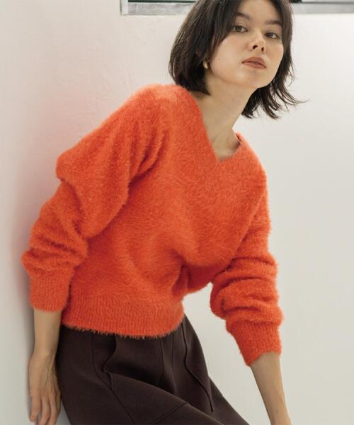 OPAQUE.CLIP（オペークドットクリップ）の「スパンコールフェザーVネックニット【洗濯機OK】（ニット/セーター・レディース・ベージュ系9/ライトグレー系5/オレンジ系その他5/ネイビー系5/ブルーグリーン・36/38/40/42）」の5枚目の写真