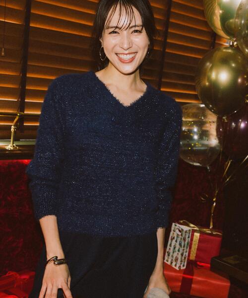 OPAQUE.CLIP（オペークドットクリップ）の「スパンコールフェザーVネックニット【洗濯機OK】（ニット/セーター・レディース・ベージュ系9/ライトグレー系5/オレンジ系その他5/ネイビー系5/ブルーグリーン・36/38/40/42）」の6枚目の写真