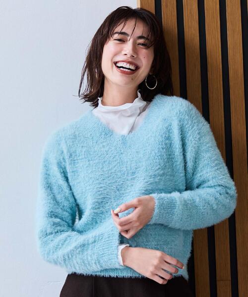 OPAQUE.CLIP（オペークドットクリップ）の「スパンコールフェザーVネックニット【洗濯機OK】（ニット/セーター・レディース・ベージュ系9/ライトグレー系5/オレンジ系その他5/ネイビー系5/ブルーグリーン・36/38/40/42）」の7枚目の写真