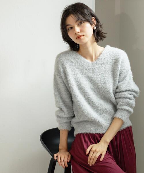 OPAQUE.CLIP（オペークドットクリップ）の「スパンコールフェザーVネックニット【洗濯機OK】（ニット/セーター・レディース・ベージュ系9/ライトグレー系5/オレンジ系その他5/ネイビー系5/ブルーグリーン・36/38/40/42）」の9枚目の写真