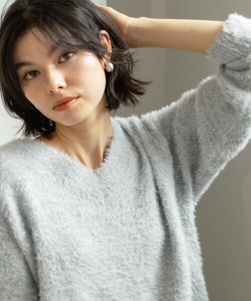 OPAQUE.CLIP（オペークドットクリップ）の「スパンコールフェザーVネックニット【洗濯機OK】（ニット/セーター・レディース・ベージュ系9/ライトグレー系5/オレンジ系その他5/ネイビー系5/ブルーグリーン・36/38/40/42）」の10枚目の写真