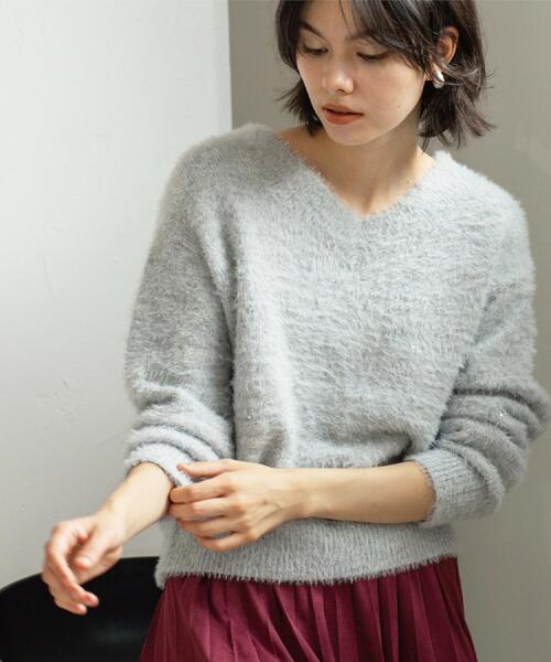 OPAQUE.CLIP（オペークドットクリップ）の「スパンコールフェザーVネックニット【洗濯機OK】（ニット/セーター・レディース・ベージュ系9/ライトグレー系5/オレンジ系その他5/ネイビー系5/ブルーグリーン・36/38/40/42）」の11枚目の写真