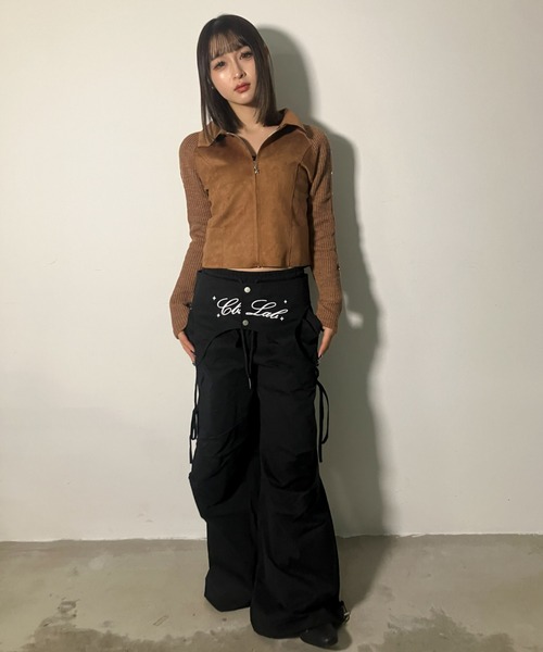 .KOM（ドットコム）の「A'GEM/9 × .kom 『.kom/ドットケーオーエム』Suede × Rib Contrast Zip-Up Top /スエード×リブ切り替えジップトップ（ニット/セーター・レディース・ブラウン/ブラック・FREE）」の14枚目の写真