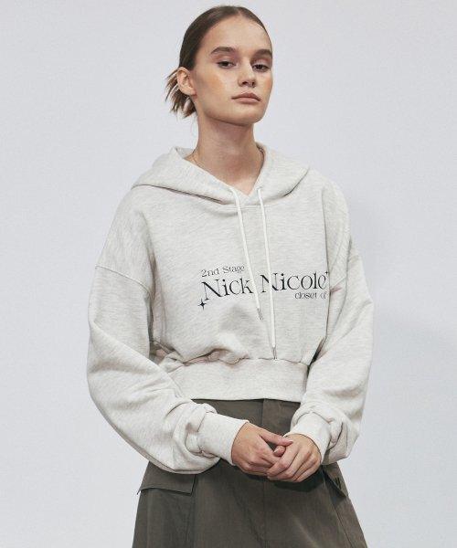 NICK&NICOLE(ニックアンドニコール)の「NICOLE SIGNATURE LOGO CROP HOODY_OATMEAL(パーカー・レディース・その他・FREE)」の1枚目の写真
