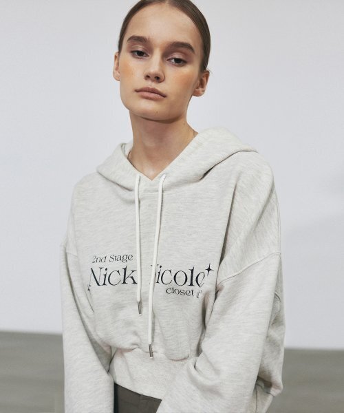 NICK&NICOLE(ニックアンドニコール)の「NICOLE SIGNATURE LOGO CROP HOODY_OATMEAL(パーカー・レディース・その他・FREE)」の2枚目の写真