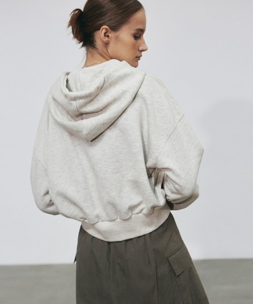 NICK&NICOLE(ニックアンドニコール)の「NICOLE SIGNATURE LOGO CROP HOODY_OATMEAL(パーカー・レディース・その他・FREE)」の3枚目の写真