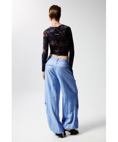 Desigual(デシグアル)の「グラフィティフローラル ギャザーブラウス(Tシャツ/カットソー・レディース・ブラック・S/M/L/XL)」の3枚目の写真