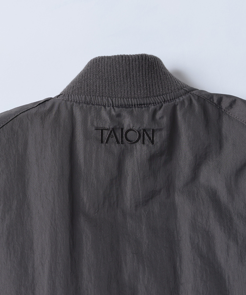 TAION（タイオン）の「TAION / タイオン 別注 ヴァーチカルキルト リバーシブル ダウンベスト（ダウンジャケット/コート・メンズ・ネイビー/スミクロ/アイボリー/ブラック・LARGE/MEDIUM）」の14枚目の写真