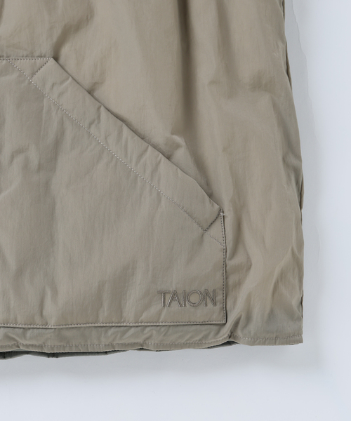 TAION（タイオン）の「TAION / タイオン 別注 ヴァーチカルキルト リバーシブル ダウンベスト（ダウンジャケット/コート・メンズ・ネイビー/スミクロ/アイボリー/ブラック・LARGE/MEDIUM）」の5枚目の写真