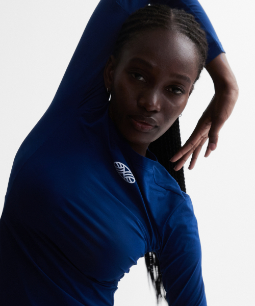 MENASOO(ミナス)の「VENODE Small Track Logo Active Long Tshirts_Blue (Tight Fit)(Tシャツ/カットソー・レディース・ブルー・1/2)」の12枚目の写真