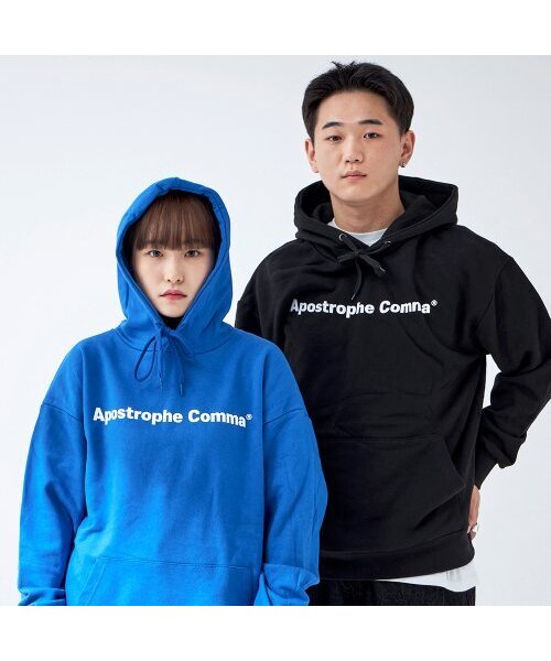 APOSTROPHE COMMA(アポストロフィコンマ)の「ベーシックフルネームロゴフードパーカー(ブルー/ホワイト)(パーカー・レディース・ブルー・MEDIUM)」の1枚目の写真