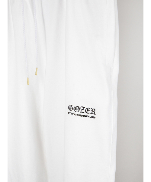 GOZER(ゴーザー)の「ギャングロゴジョガーパンツ_ホワイト(スウェットパンツ・メンズ・ホワイト・1/2)」の2枚目の写真