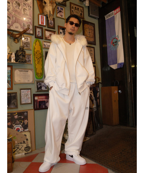 GOZER(ゴーザー)の「ギャングロゴジョガーパンツ_ホワイト(スウェットパンツ・メンズ・ホワイト・1/2)」の4枚目の写真