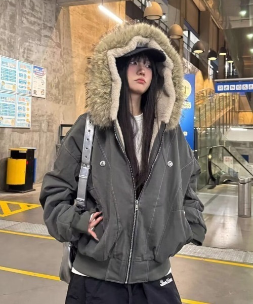 LAC-VERT（ラック・ヴェール）の「フード付きステッチボアブルゾン（ブルゾン・レディース・ブラック/カーキ・MEDIUM/SMALL）」の5枚目の写真