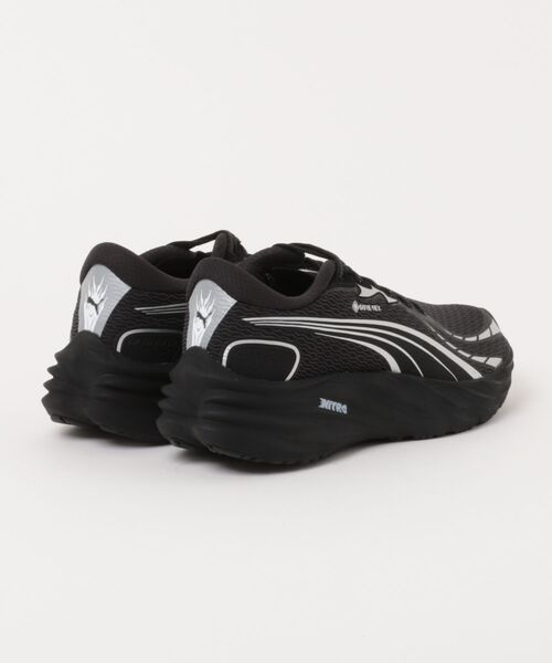 PUMA(プーマ)の「ヴェロシティ ニトロ 4 ゴアテックス ランニングシューズ(スニーカー・メンズ・ブラック×シルバー・44/43/41)」の2枚目の写真