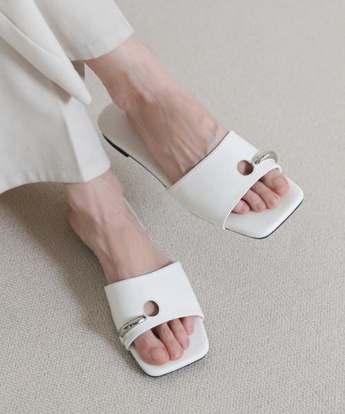 select MOCA(セレクトモカ)の「スクエアトゥリングフラットトングサンダル(サンダル・レディース・ブラウン/ブラック/アイボリー・LARGE/MEDIUM/SMALL)」の3枚目の写真
