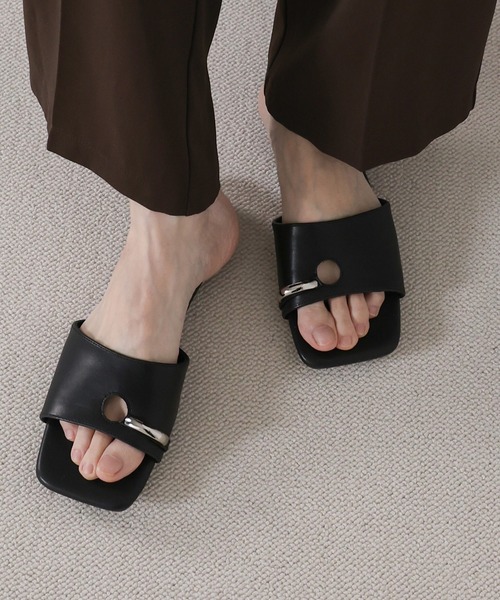 select MOCA(セレクトモカ)の「スクエアトゥリングフラットトングサンダル(サンダル・レディース・ブラウン/ブラック/アイボリー・LARGE/MEDIUM/SMALL)」の2枚目の写真