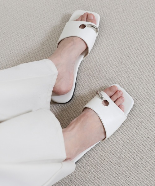 select MOCA(セレクトモカ)の「スクエアトゥリングフラットトングサンダル(サンダル・レディース・ブラウン/ブラック/アイボリー・LARGE/MEDIUM/SMALL)」の8枚目の写真