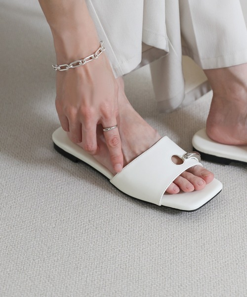 select MOCA(セレクトモカ)の「スクエアトゥリングフラットトングサンダル(サンダル・レディース・ブラウン/ブラック/アイボリー・LARGE/MEDIUM/SMALL)」の10枚目の写真