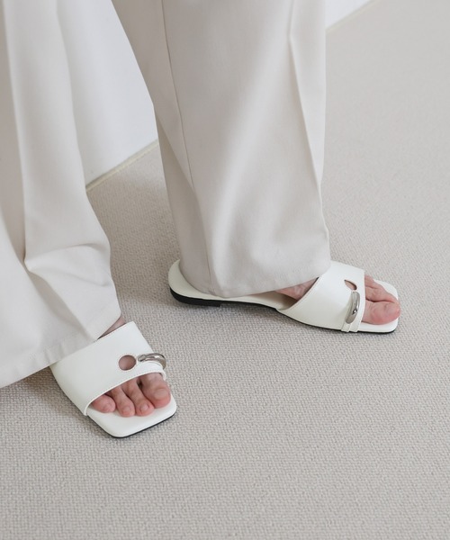 select MOCA(セレクトモカ)の「スクエアトゥリングフラットトングサンダル(サンダル・レディース・ブラウン/ブラック/アイボリー・LARGE/MEDIUM/SMALL)」の7枚目の写真